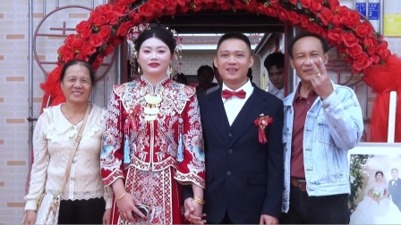 高跟鞋插逼 她说：“站不到那个高度