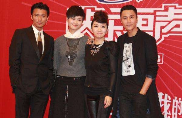 熟女镇上漫画在线观看 邻座的线观客人收起平板海报